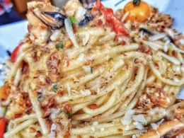 spaghetti cozze taralli e pomodorini