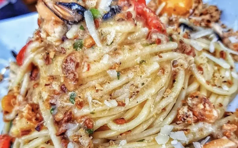 spaghetti cozze taralli e pomodorini