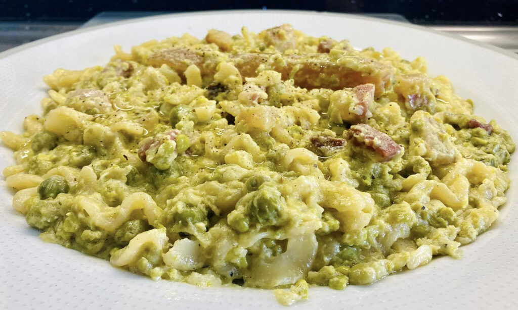 pasta e piselli alla napoletana con l'uovo
