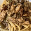 spaghetti allo sgombro con olive e uvetta
