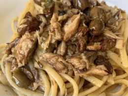spaghetti allo sgombro con olive e uvetta
