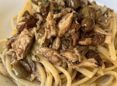 spaghetti allo sgombro con olive e uvetta