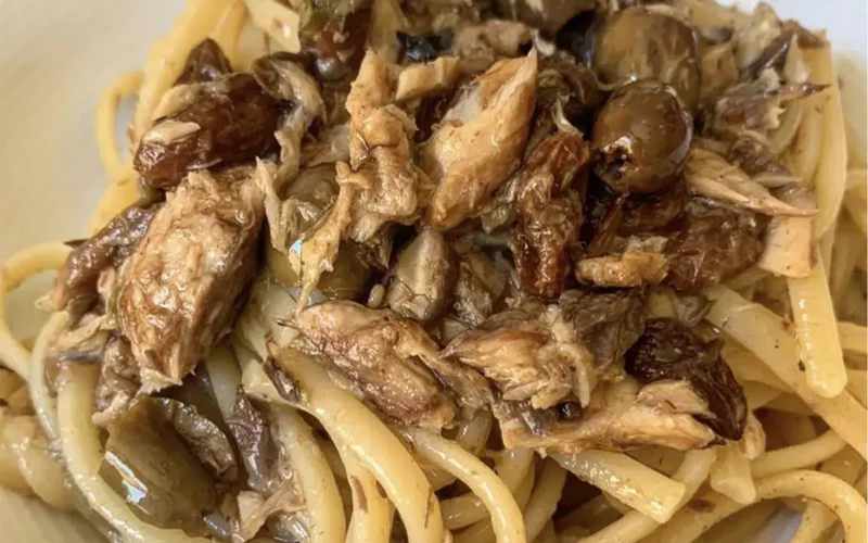 spaghetti allo sgombro con olive e uvetta