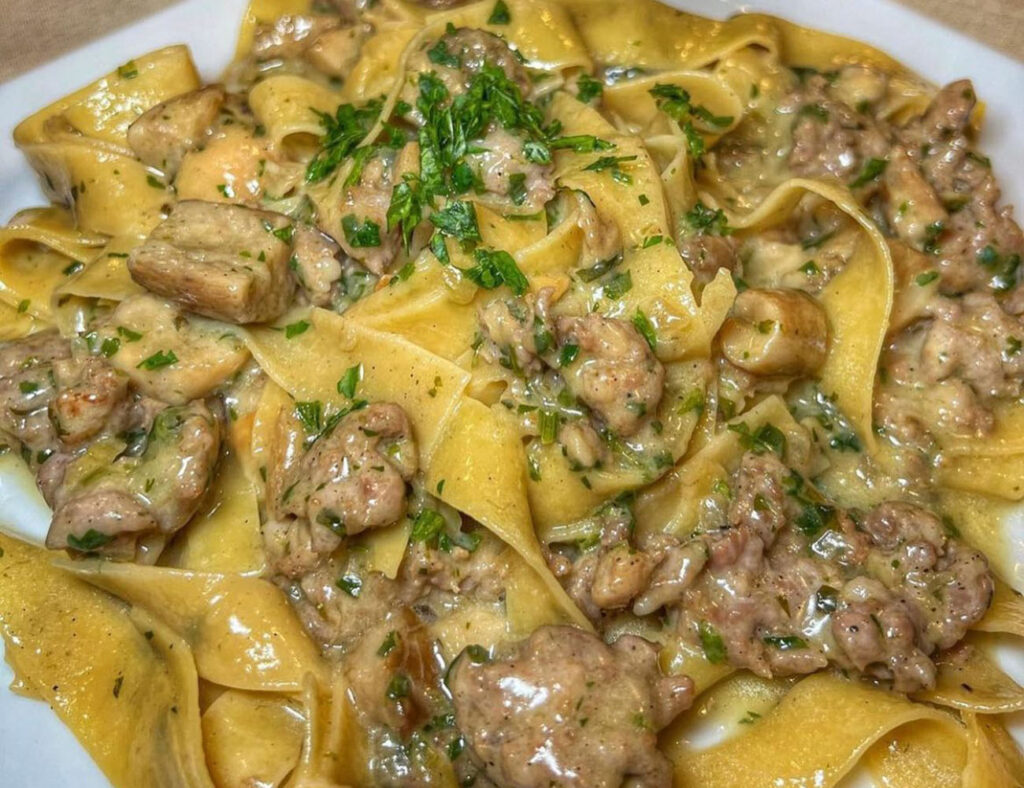 tagliatelle salsiccia e funghi