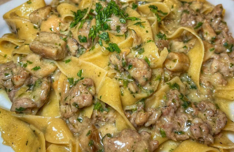 tagliatelle salsiccia e funghi