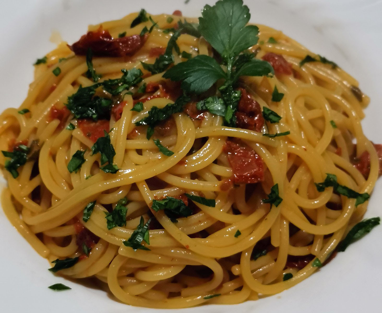 spaghetti aglio olio e pomodori secchi