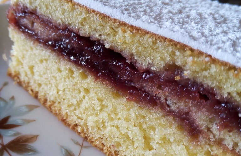 torta versata alla marmellata dal cuore morbido