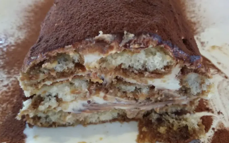 Rotolo di savoiardi al tiramisù