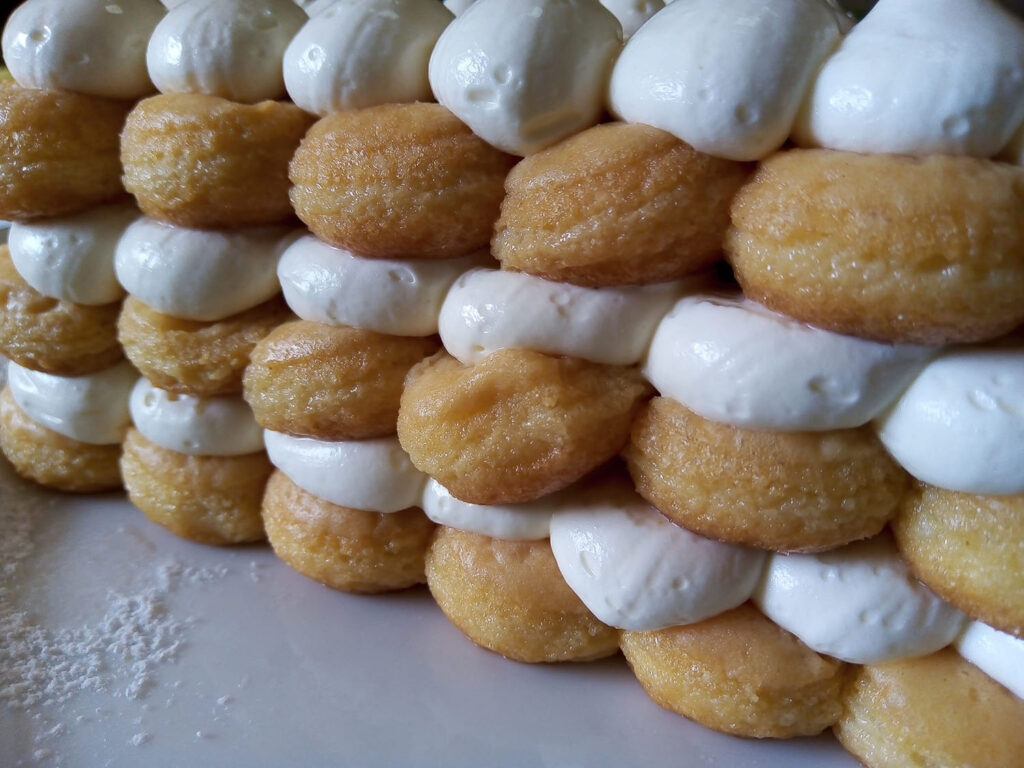 torta di Savoiardi inzuppati in una bagna al limoncello, farciti con crema chantilly