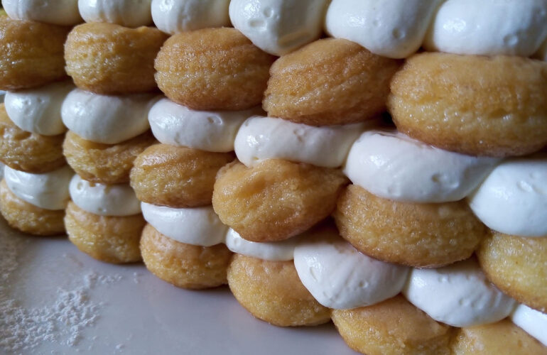 torta di Savoiardi inzuppati in una bagna al limoncello, farciti con crema chantilly
