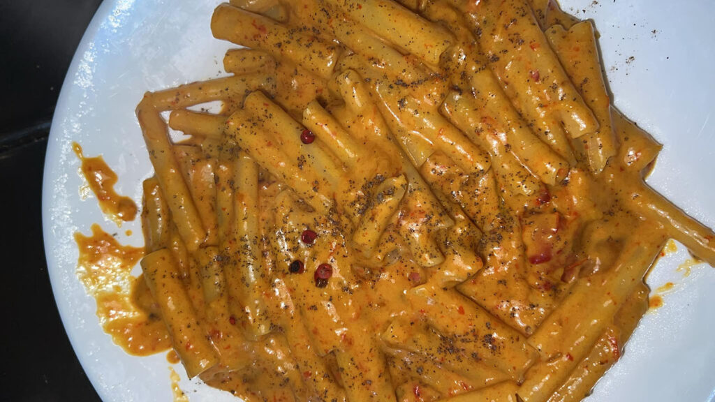pasta con crema di peperoni e pepe rosa