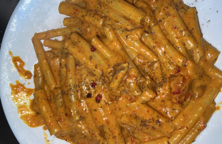 pasta con crema di peperoni e pepe rosa