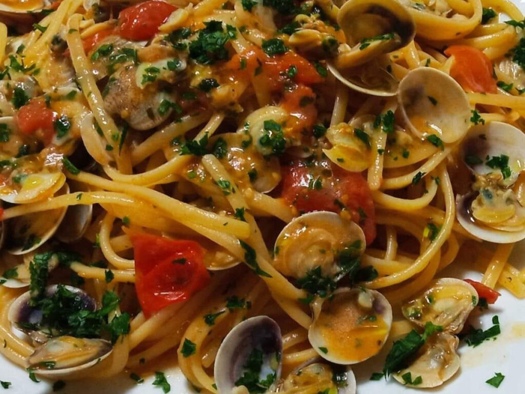 spaghetti alle vongole e piennolo