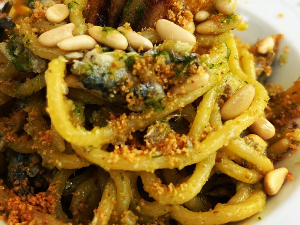 spaghetti cannavacciuolo cavolfiore alici pinoli e capperi e pan grattato