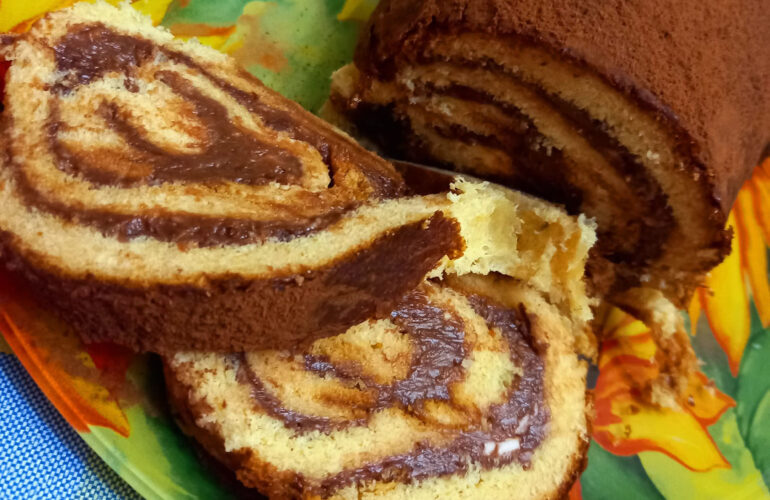 Rotolo di pandoro con la nutella