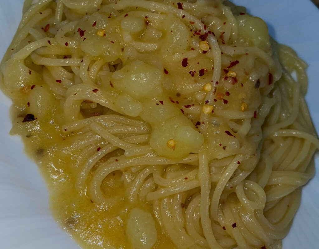 spaghetti aglio olio con patate