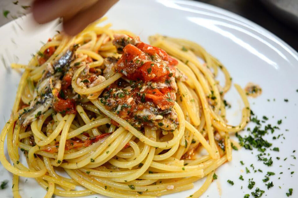 spaghetti alici e pomodorini