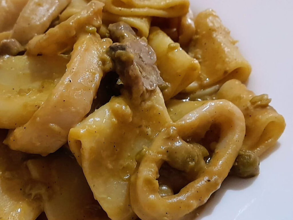 Paccheri con funghi, piselli e calamari