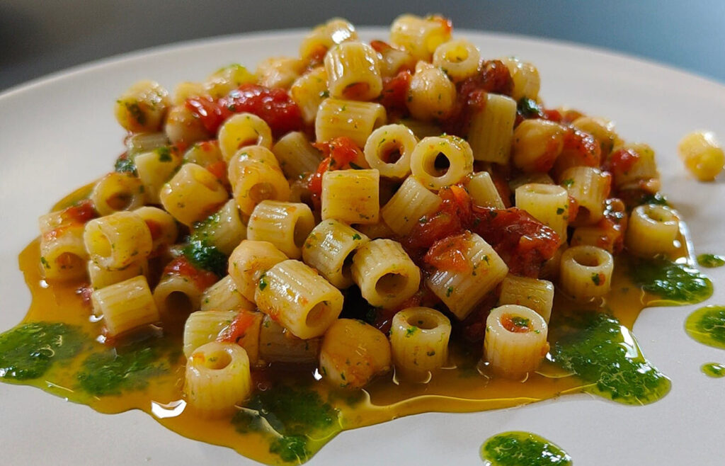 Tubetti e ceci con un sughetto di pomodoro fresco, peperoni e tanto basilico