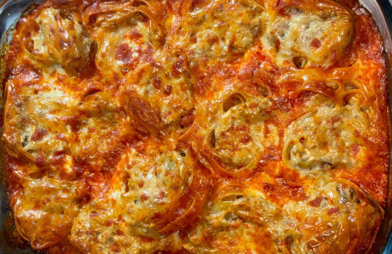 nidi di fettuccine all'uovo con ricotta e carne tritata