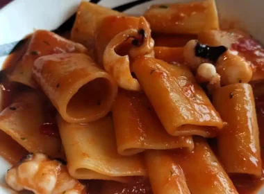 Piatto di paccheri conditi con polpo