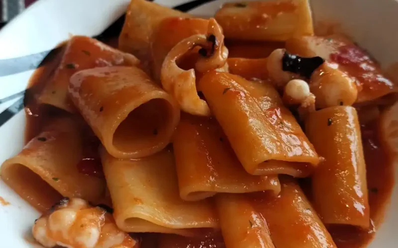 Piatto di paccheri conditi con polpo