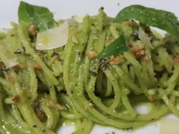 spaghetti con il pesto di rucola