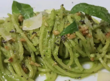 spaghetti con il pesto di rucola