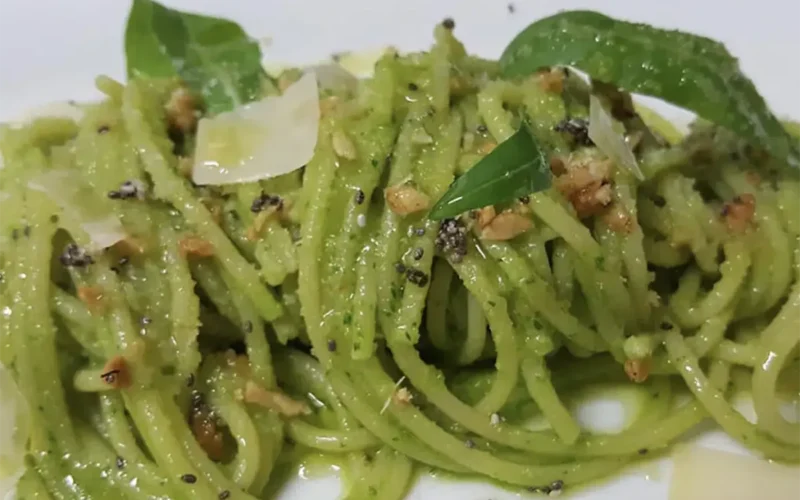 spaghetti con il pesto di rucola