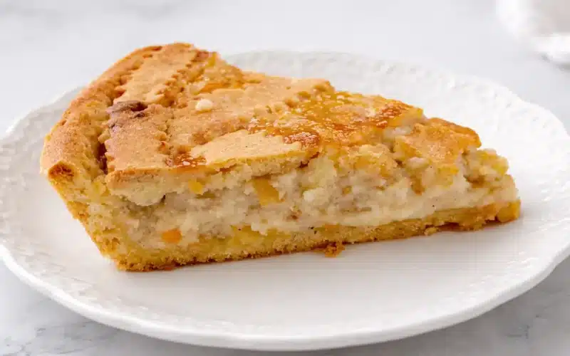 fetta di pastiera napoletana
