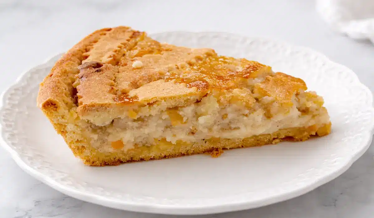 fetta di pastiera napoletana