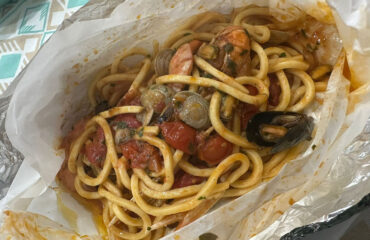 spaghetti al cartoccio con frutti di mare