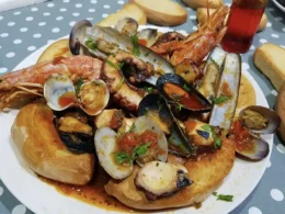 zuppa di cozze alla napoletana con fresella