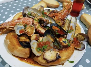 zuppa di cozze alla napoletana con fresella