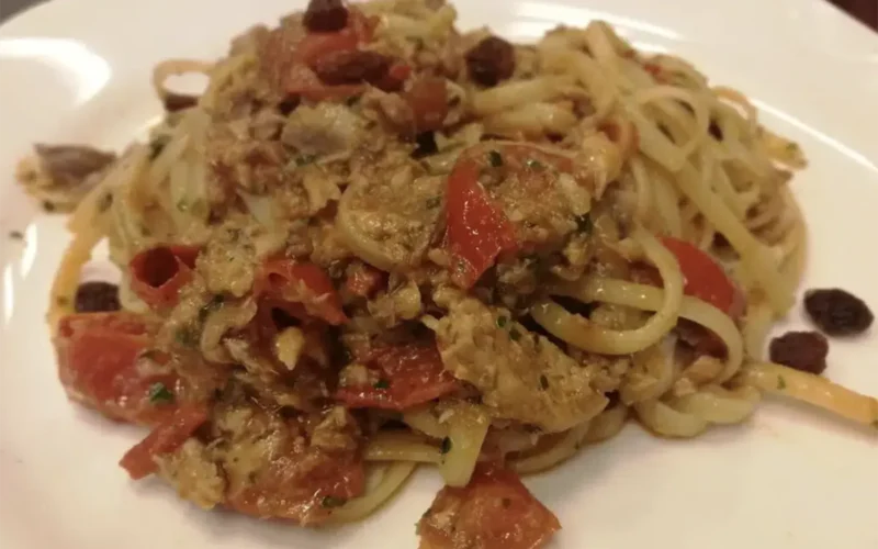pasta eoliana la ricetta siciliana con tonno in scatola
