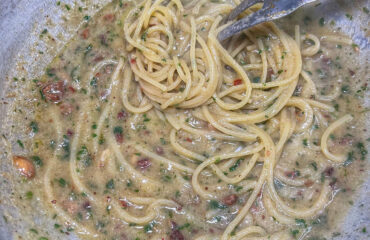 spaghetti aglio olio e tarallo cremosi