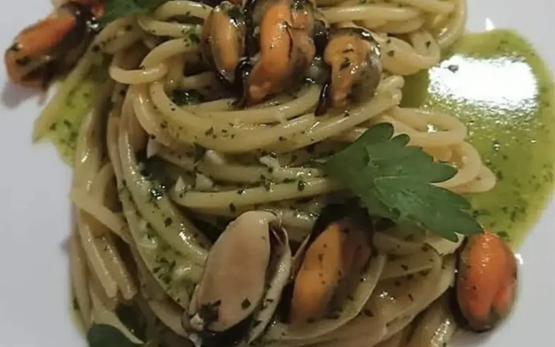 spaghetti con le cozze alla puteolana