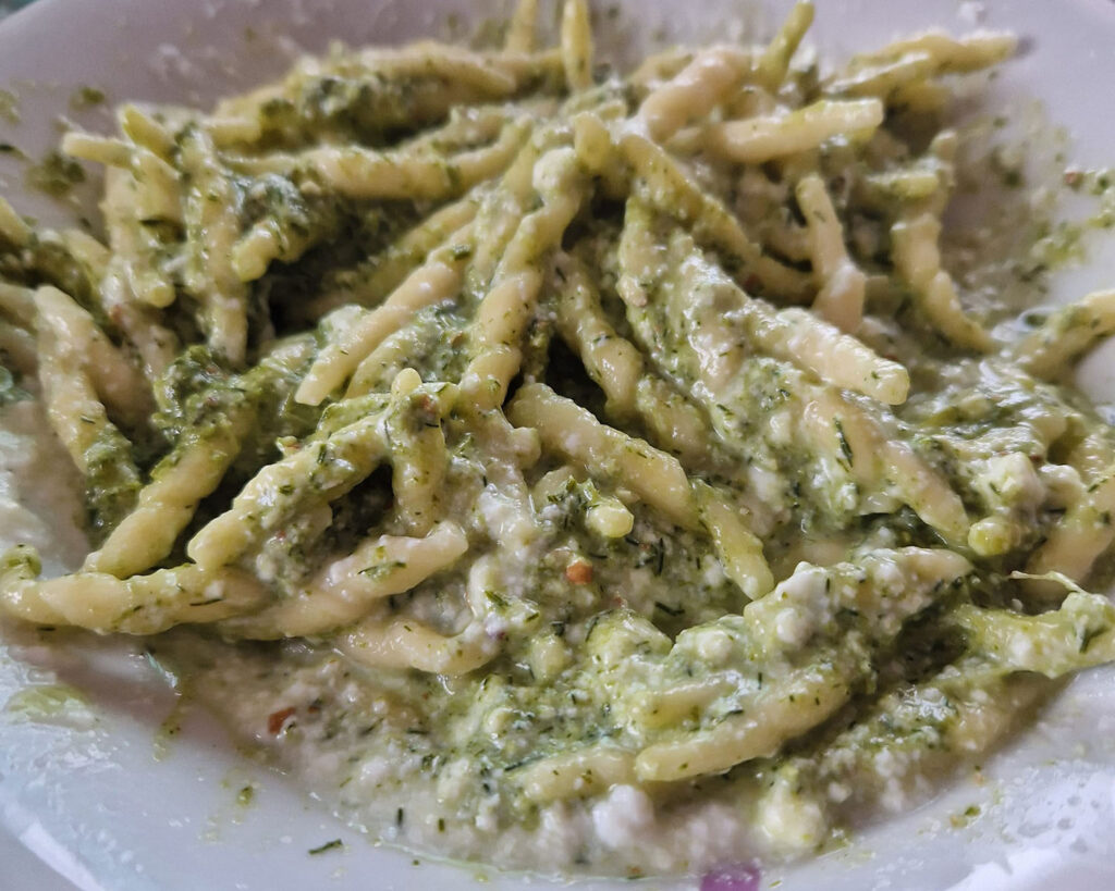 trofie con pesto di finocchietto selvatico, ricotta fresca e noci