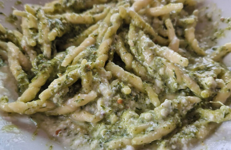 trofie con pesto di finocchietto selvatico, ricotta fresca e noci