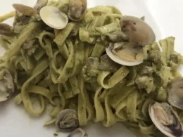 spaghetti alle vongole con pesto di finocchietto