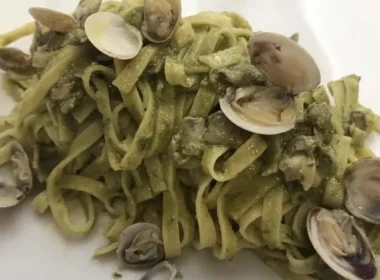 spaghetti alle vongole con pesto di finocchietto