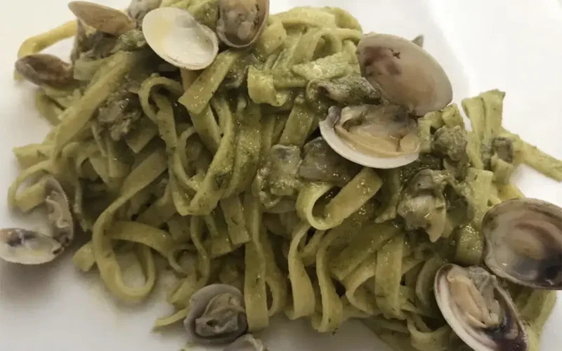 spaghetti alle vongole con pesto di finocchietto