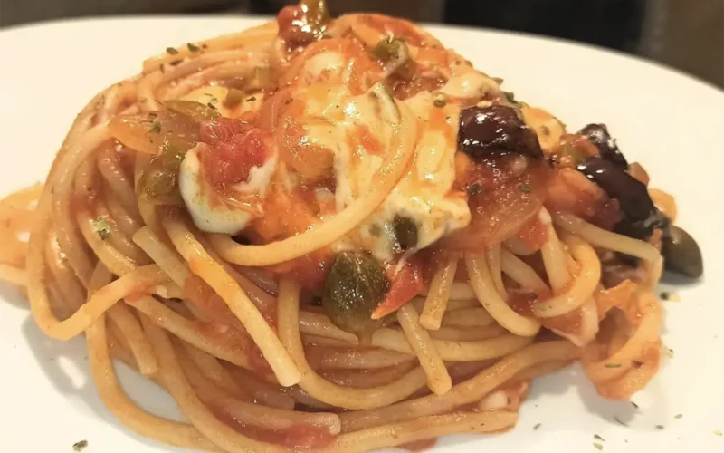 spaghetti olive e mozzarella