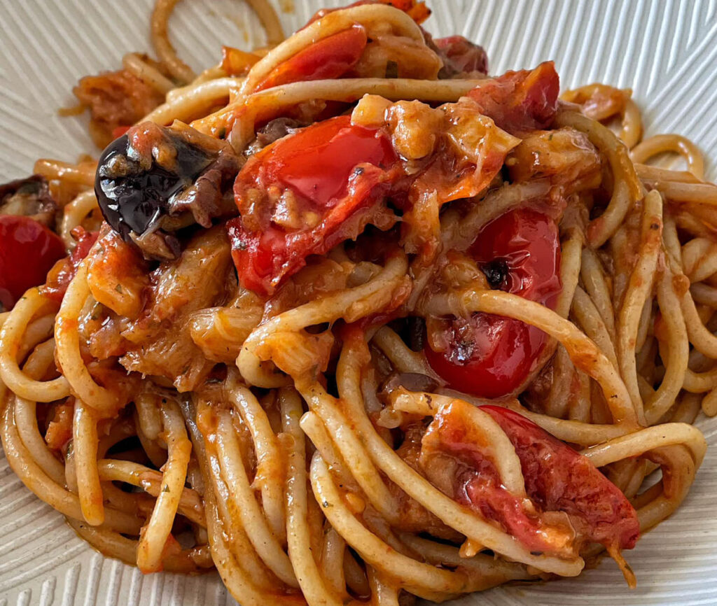 spavettiello domestico cassuolato. spaghetti olive e baccalà