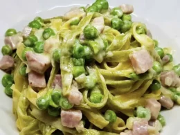 tagliolini panna piselli e prosciutto