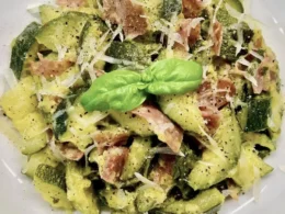 Padellata di zucchine con prosciutto e mozzarella