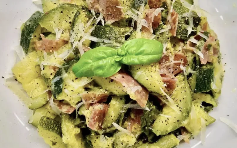 Padellata di zucchine con prosciutto e mozzarella