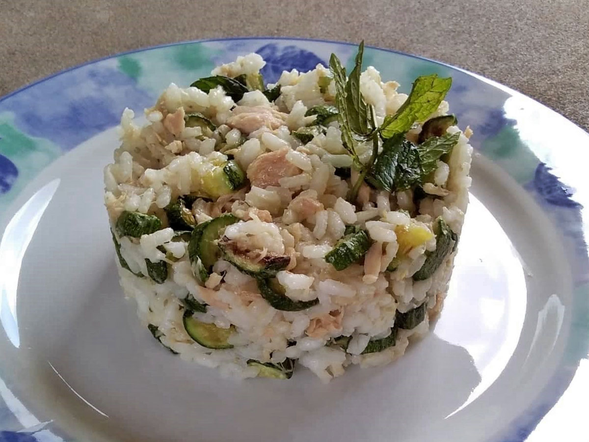 Timballetto primavera di riso, zucchine e tonno, si prepara in 10 minuti light e buonissimo