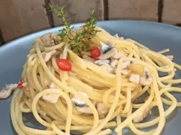 Spaghetti aglio e olio con alici