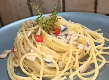 Spaghetti aglio e olio con alici